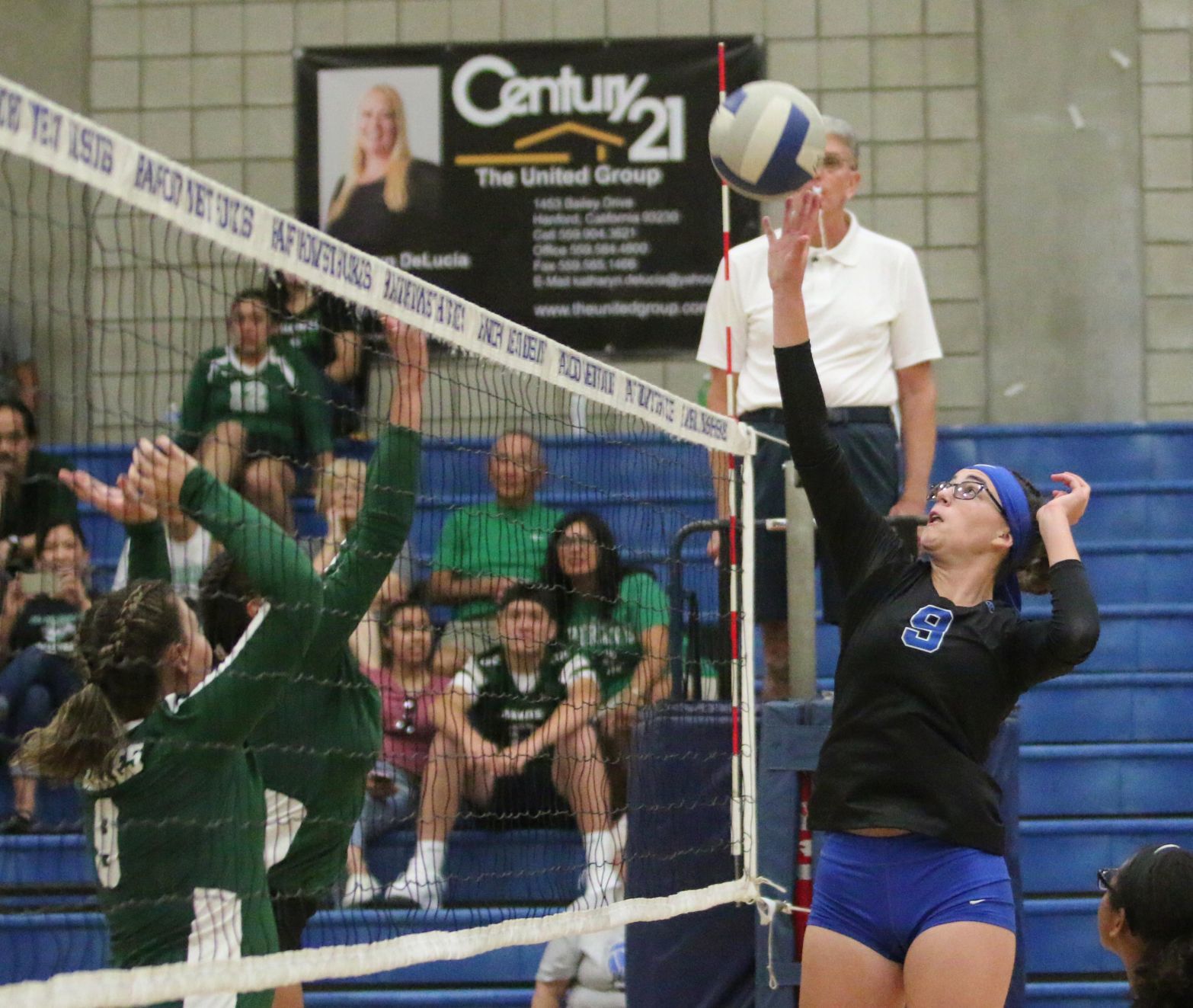 Huskies crumble down the stretch